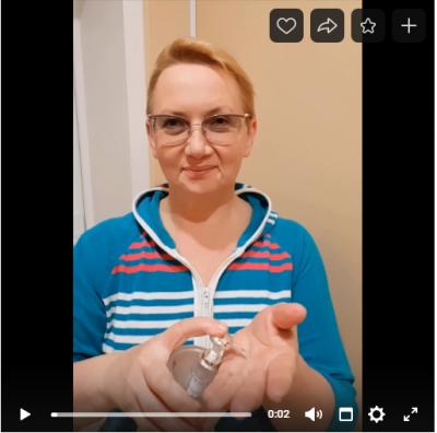 Светлана Денисова вместе с членами Детского общественного Совета моет руки - ролик снят членами ДОС и размещен в соцсети.