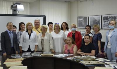 Светлана Денисова совместно с членами ассоциации общественно-активных школ Перми посетили Государственный архив Пермского края.