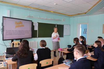 Уполномоченный по правам ребенка в Пермском крае посетила МАОУ «Экономическая школа №145» города Перми.