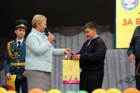 Светлана Денисова в рамках мероприятия «За безопасность вместе!» при поддержке МЧС Прикамья наградила ученика школы №14 Матвея Коляду за спасение ребенка.