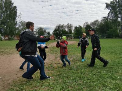 В День защиты детей члены Совета отцов при Уполномоченном по правам ребёнка в Пермском крае научили детей играть в "Лапту" и "Городки".
